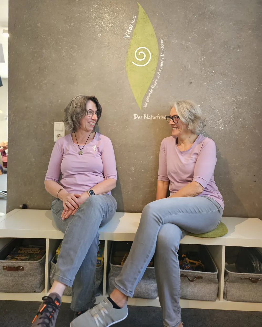 Anette Beck (links) und Gudrun Weiss im Gespräch im Salon Vitanico